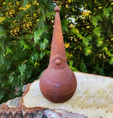 Tomtenisse Rost från Lind Decoration på träplatta i grönska