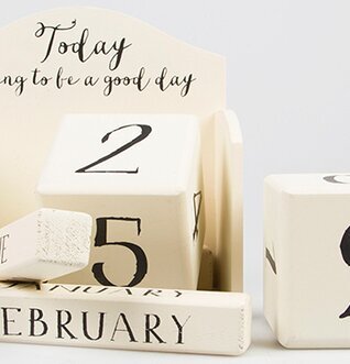 Kalender Today från Sass & Belle i krämvitt trä med text