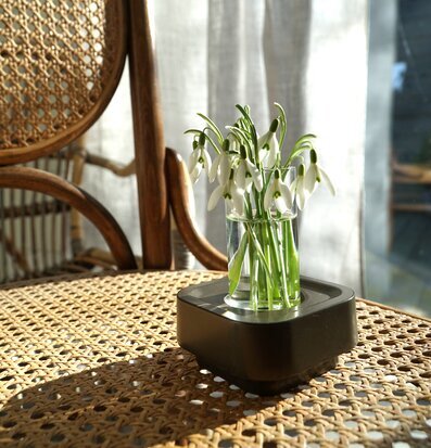 Stumpastaken Ettan Coffee Bronze på ett rottingbord