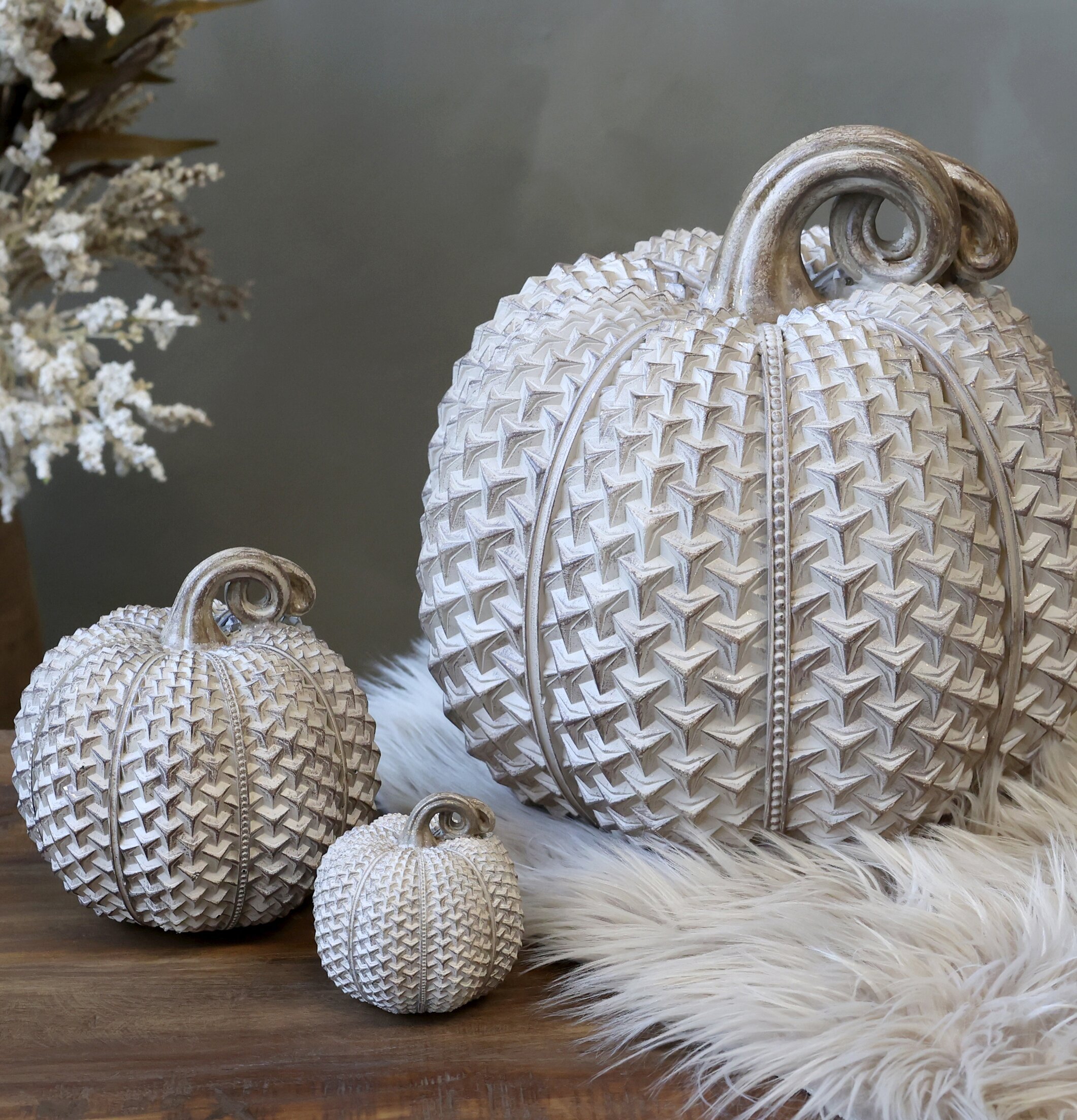 Tre dekorativa Pumpa Medium Antique Latte från Chic Antique