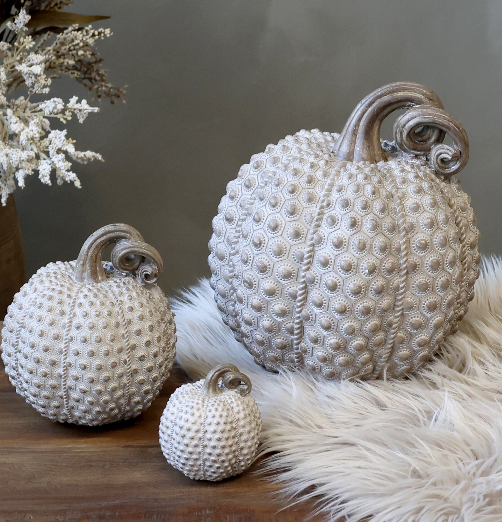 Pumpa Liten Antique Latte från Chic Antique på rustikt bord