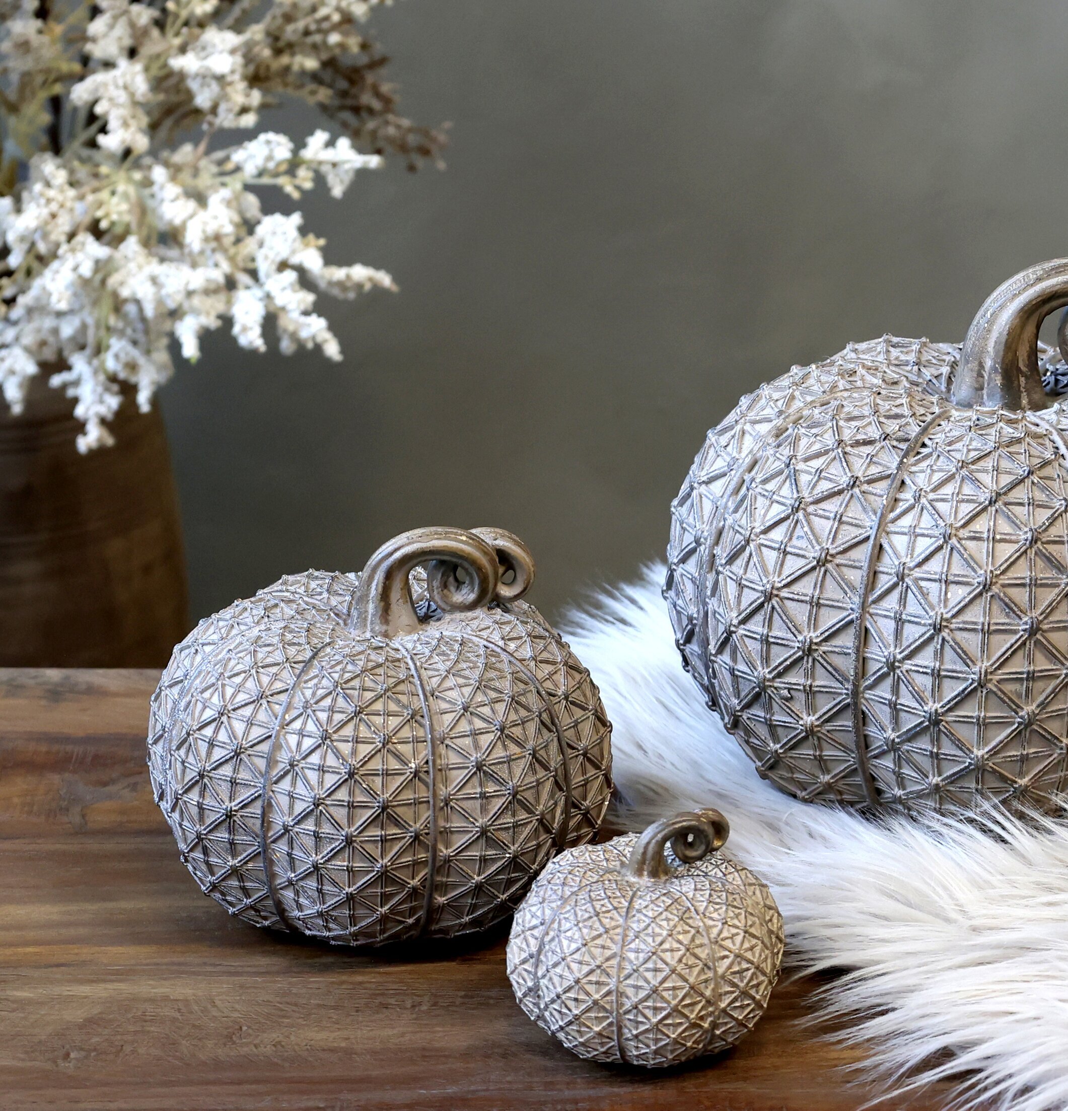 Pumpa Medium Antique Latte från Chic Antique på träbord