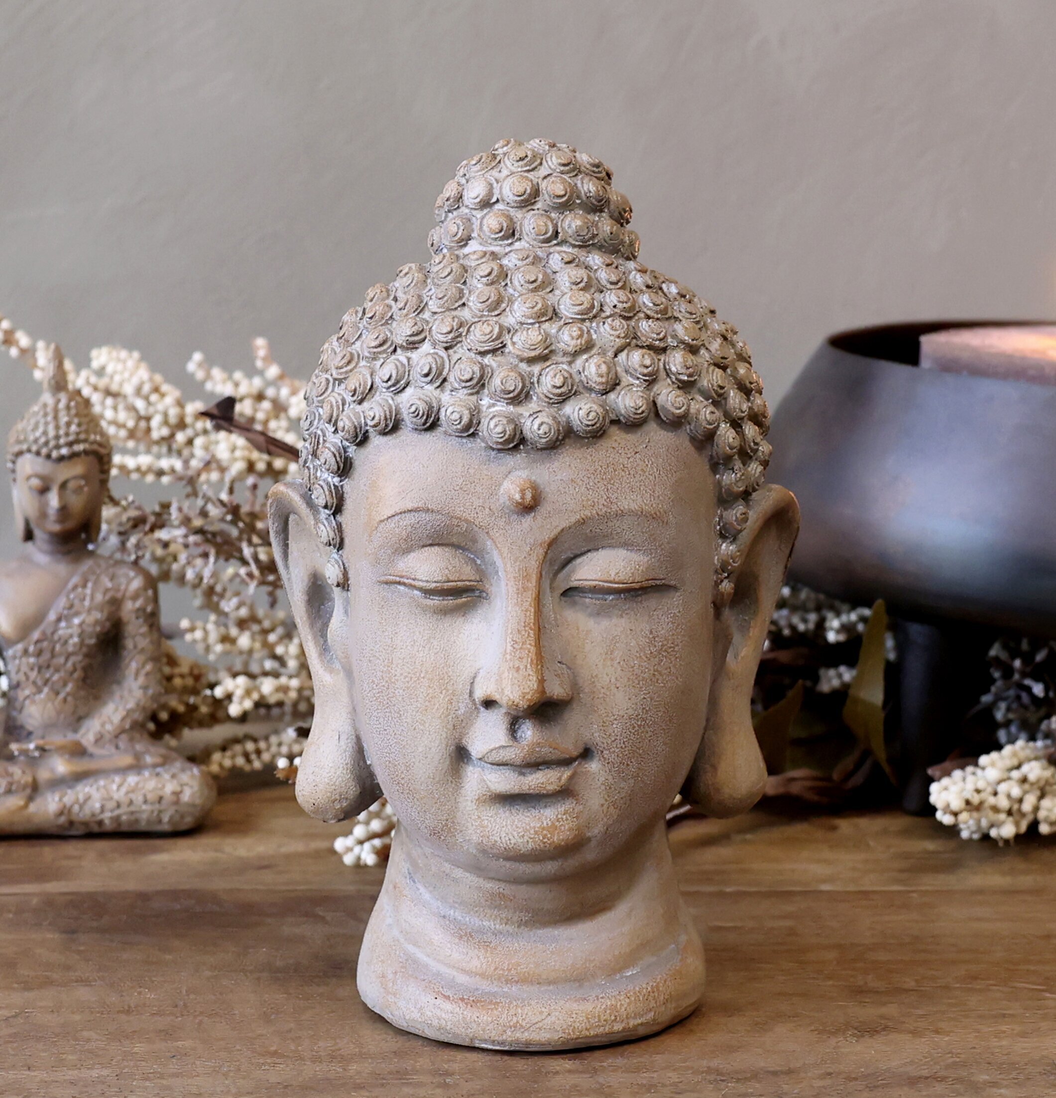 Buddha från Chic Antique med ljus och växtdekorationer