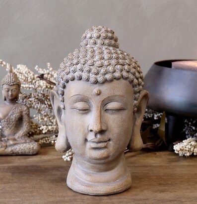 Buddha från Chic Antique med ljus och växtdekorationer