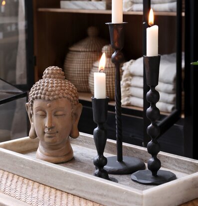 Buddha från Chic Antique med ljusstakar och rustik bakgrund