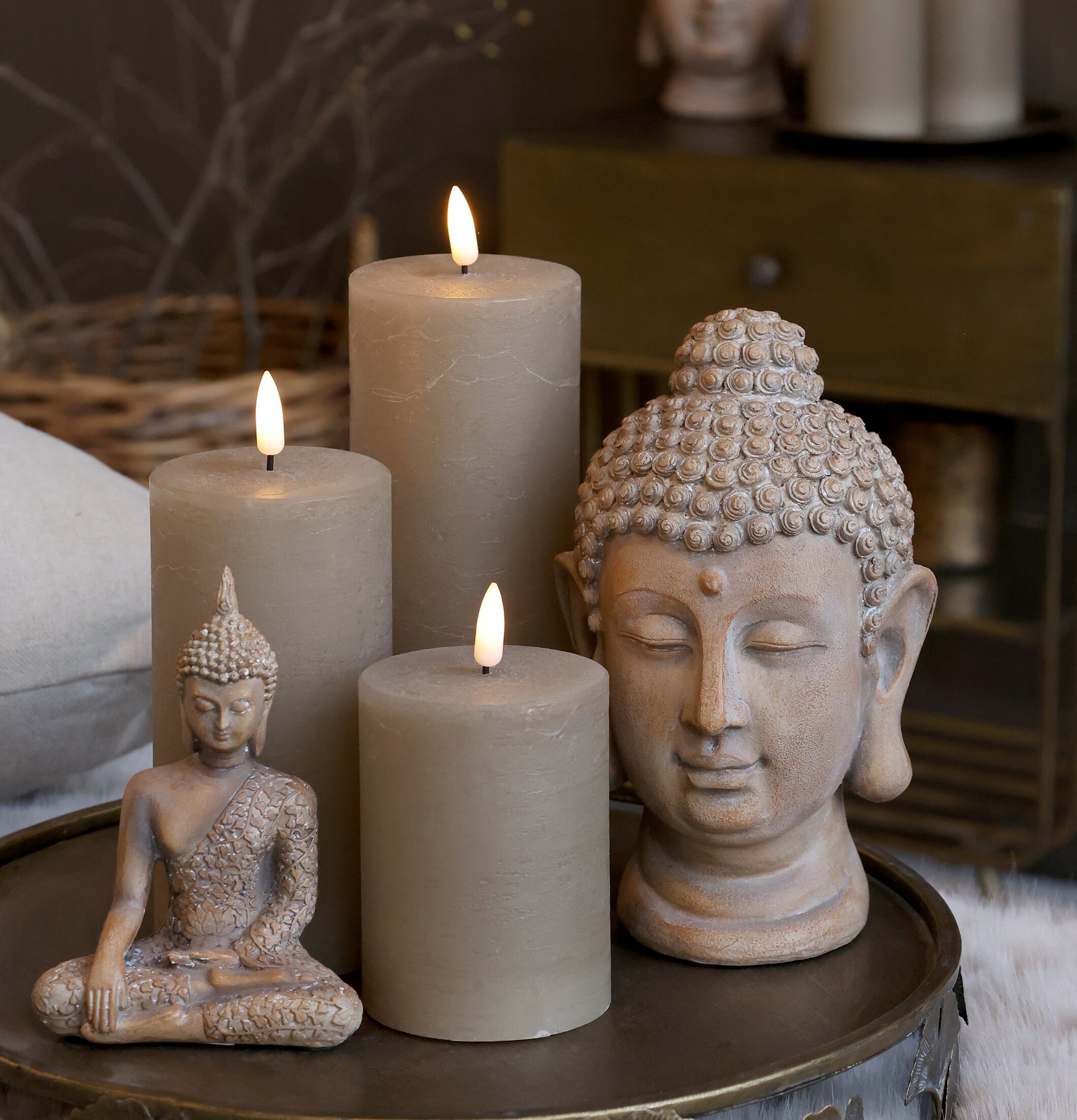 Buddha från Chic Antique med åldrad finish och detaljer