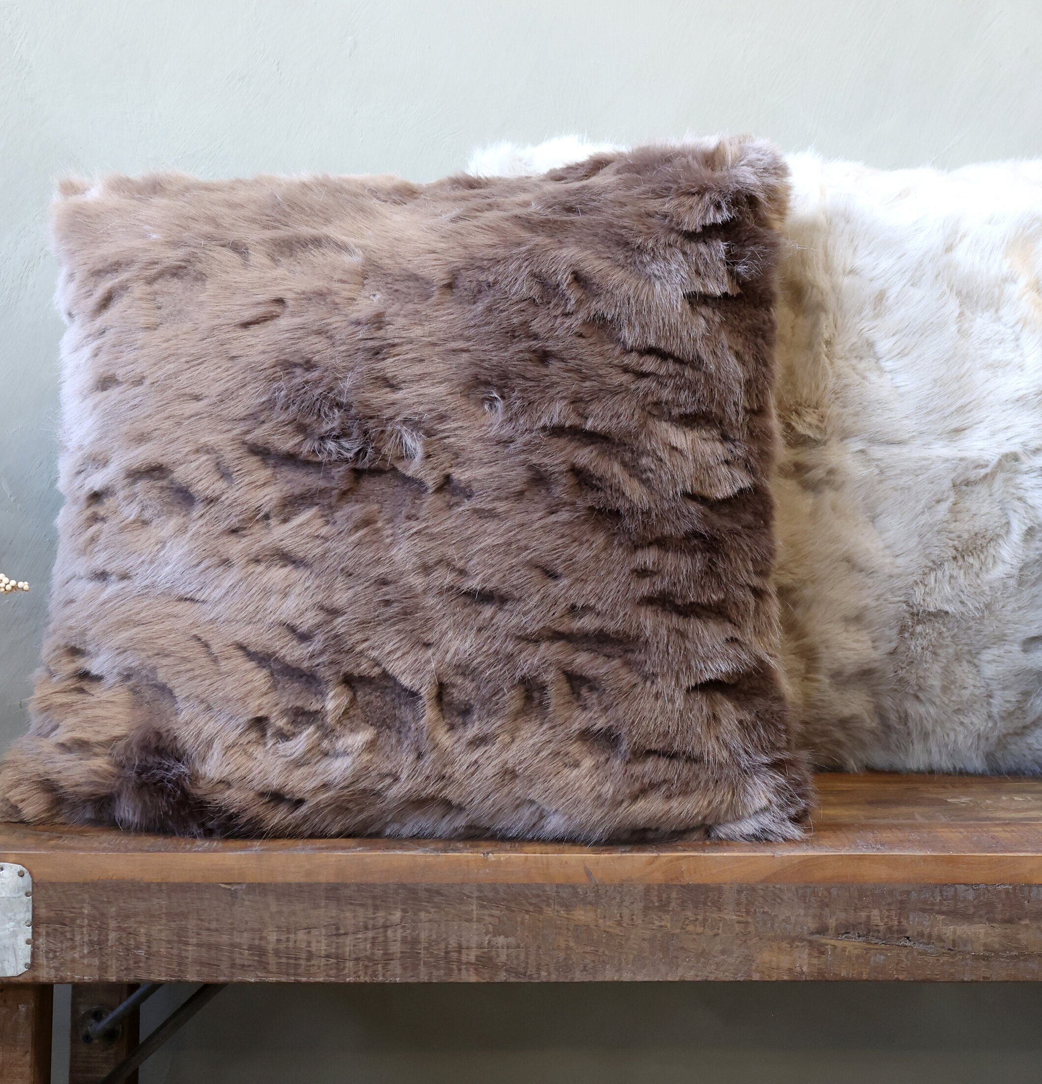 Kudde Antique Chocolate från Chic Antique på rustikt träbord