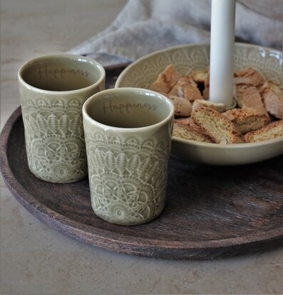 Mugg Happiness Sage från Majas Cottage med intrikat mönster