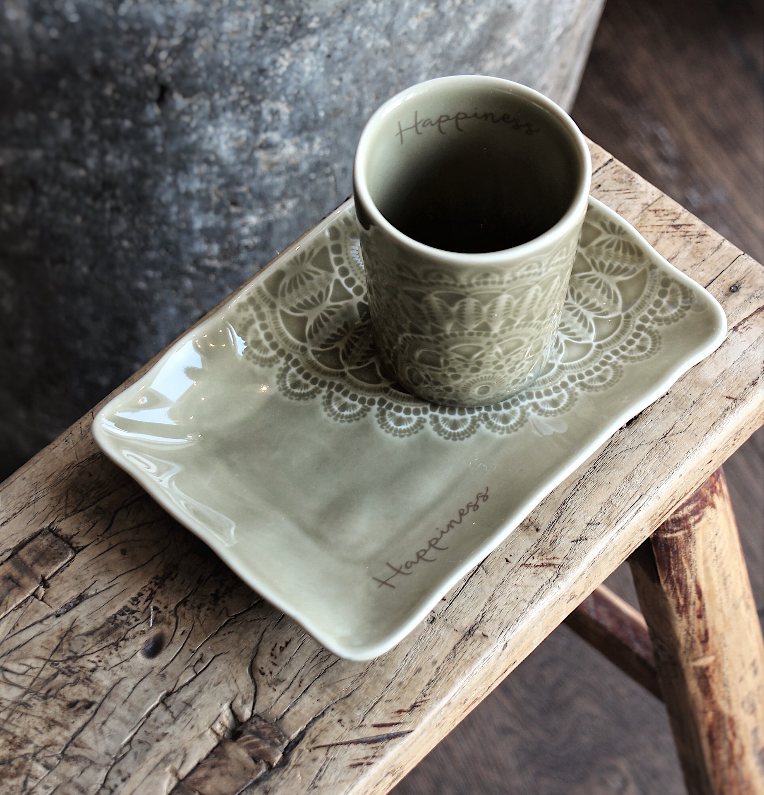 Mugg Happiness Sage från Majas Cottage med matchande fat