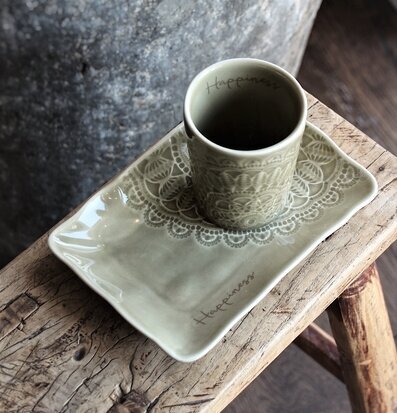 Assiett/Fat Happiness Sage från Majas Cottage på träbord