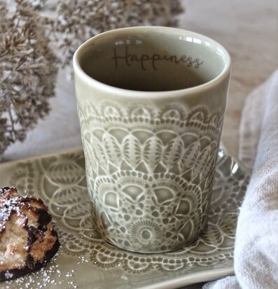 Mugg Happiness Sage från Majas Cottage med mandalamönster