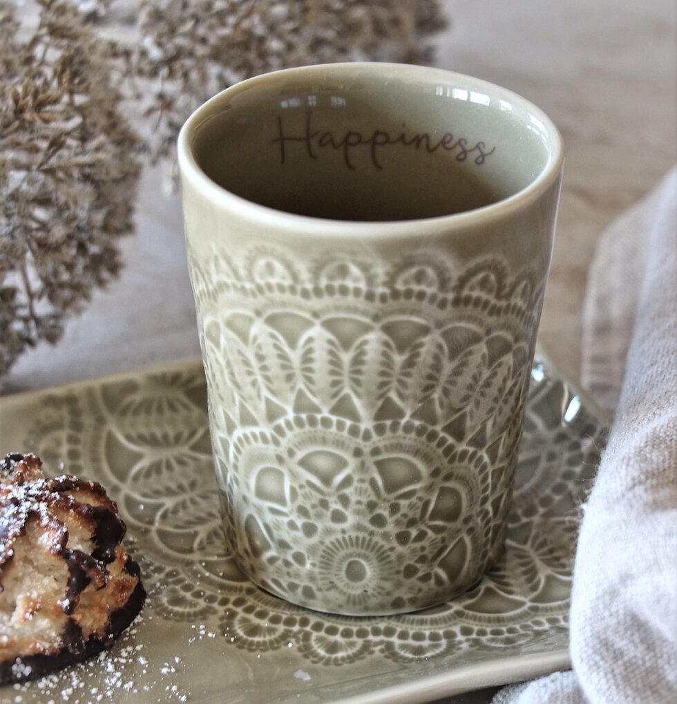 Mugg Happiness Sage från Majas Cottage med mandalamönster