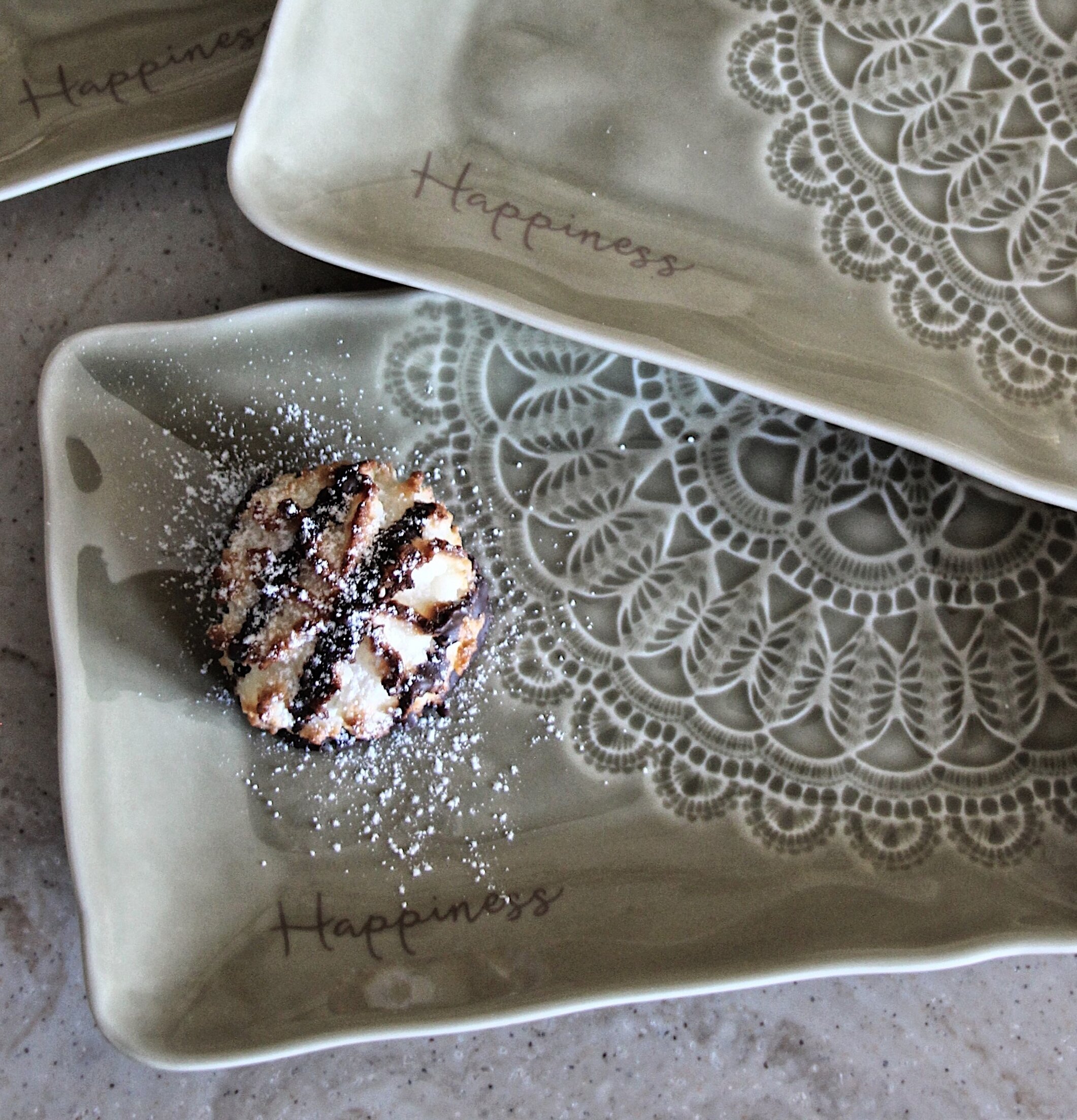 Assiett/Fat Happiness Sage från Majas Cottage på bänkskiva