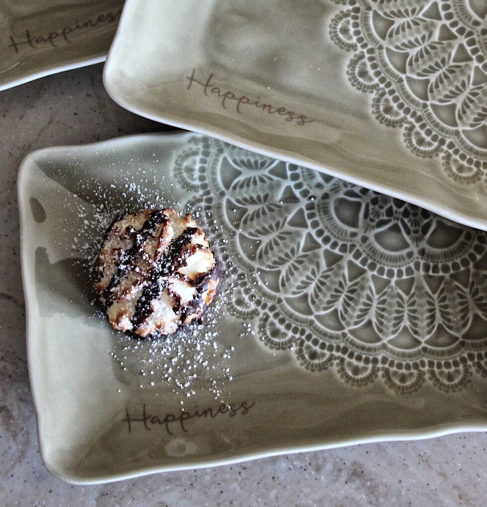 Assiett/Fat Happiness Sage från Majas Cottage på bänkskiva