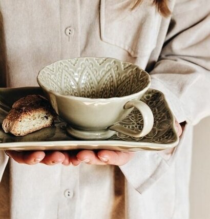 Kopp Happiness Sage från Majas Cottage med detaljerat mönster