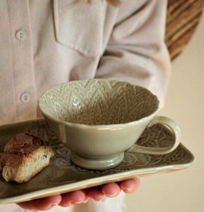 Kopp Happiness Sage från Majas Cottage med matchande fat