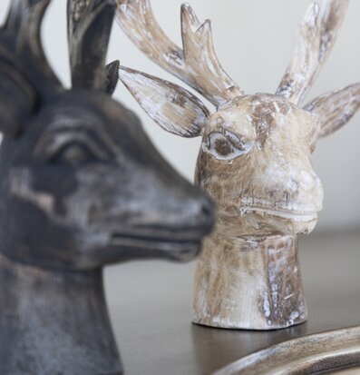 Trofé Trä hjortskulpturer från Different Design på bord