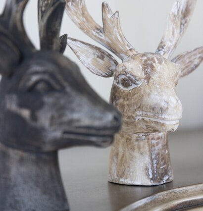 Trofé Trä hjortskulpturer från Different Design på bord