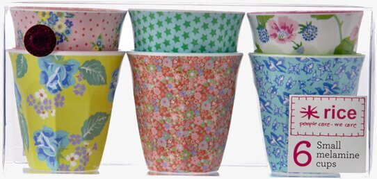 Små muggar - Blomster från Rice i färgglada mönster