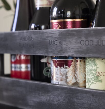 Trälåda Advent Grå från Different Design med flaskor