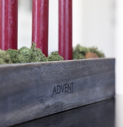 Ljusstake Advent Grå från Different Design i rustik träram