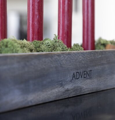 Ljusstake Advent Grå från Different Design med röda ljus