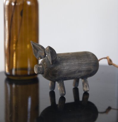 Gris Trä från Different Design med brun glasvas i bakgrunden