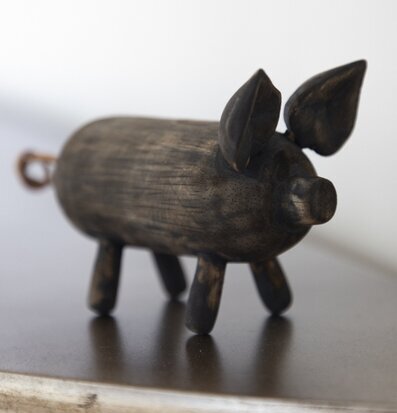 Gris Trä från Different Design, en robust trädgrisprydnad