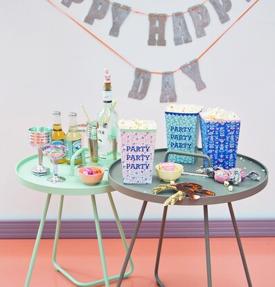 Plastglas Champagne Lila från Rice på festligt dekorerat bord