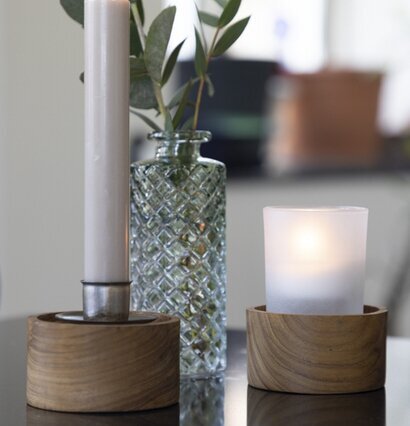 Ljusstake Teak från Different Design i elegant teakträ