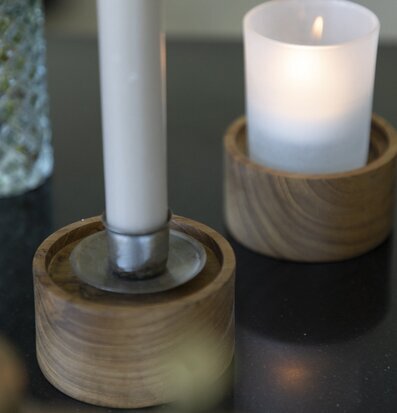 Ljusstake Teak från Different Design på mörkt bord