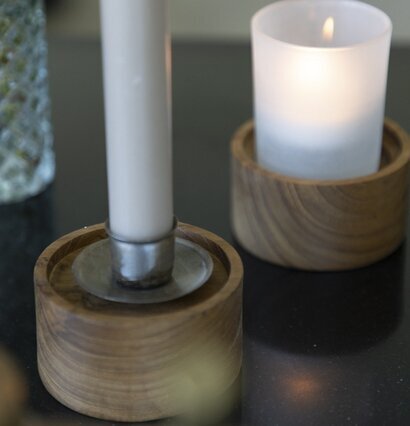 Ljusstake Teak från Different Design på mörkt bord