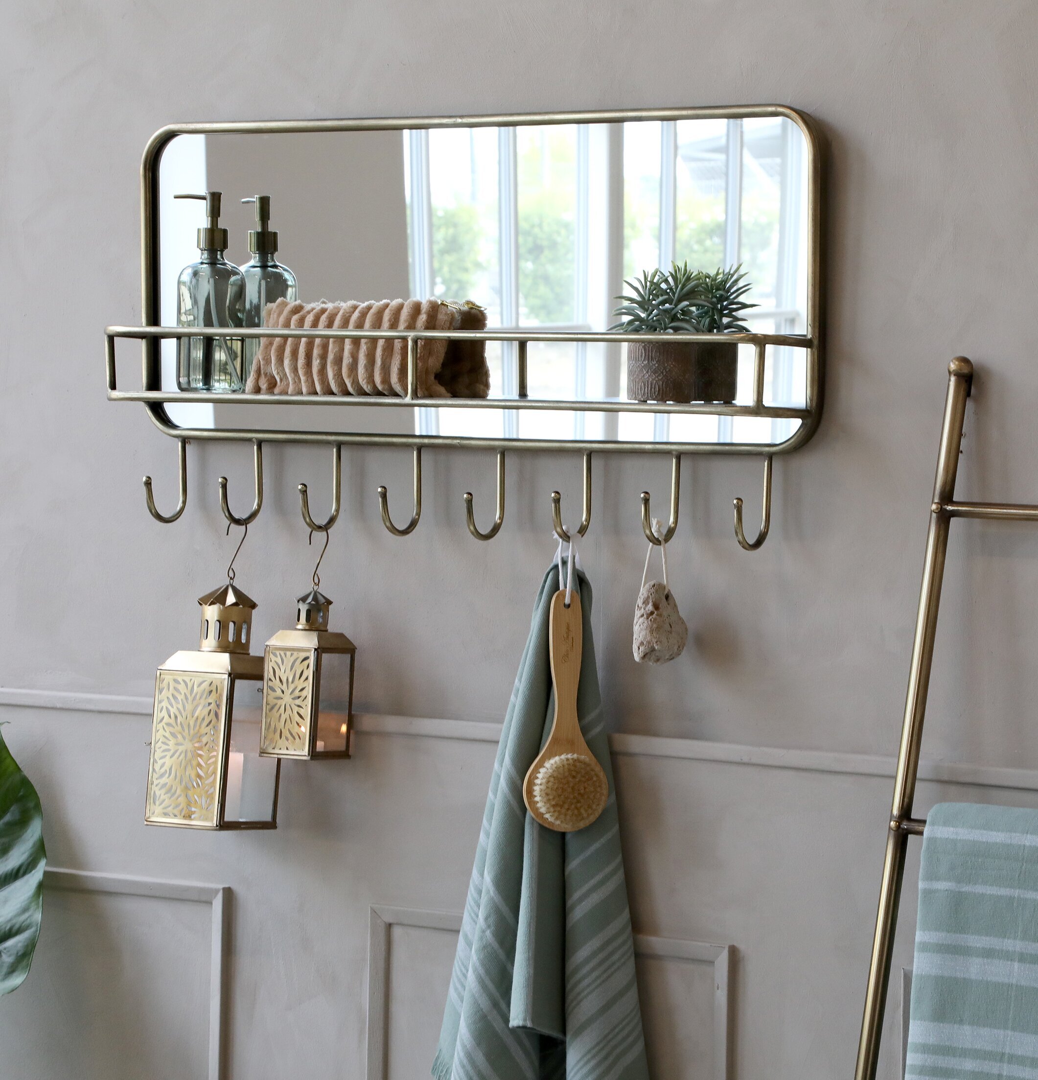 Väggspegel Med Hylla & Krokar från Chic Antique i badrum
