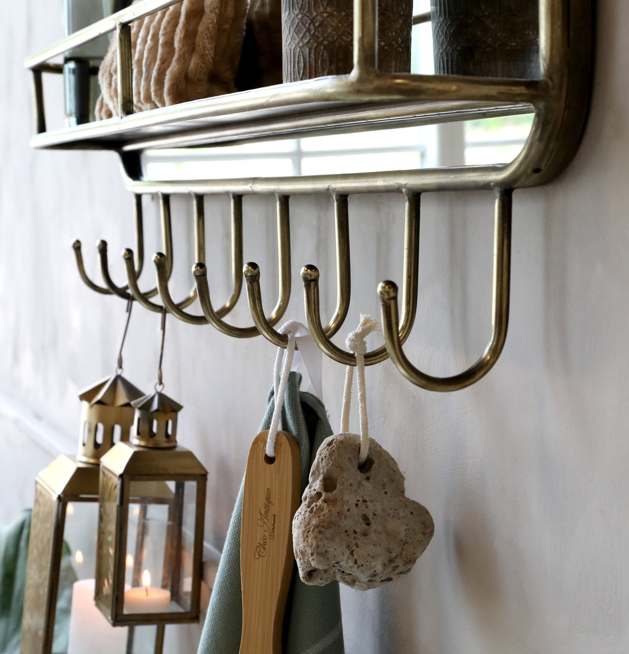 Väggspegel Med Hylla & Krokar från Chic Antique på vägg