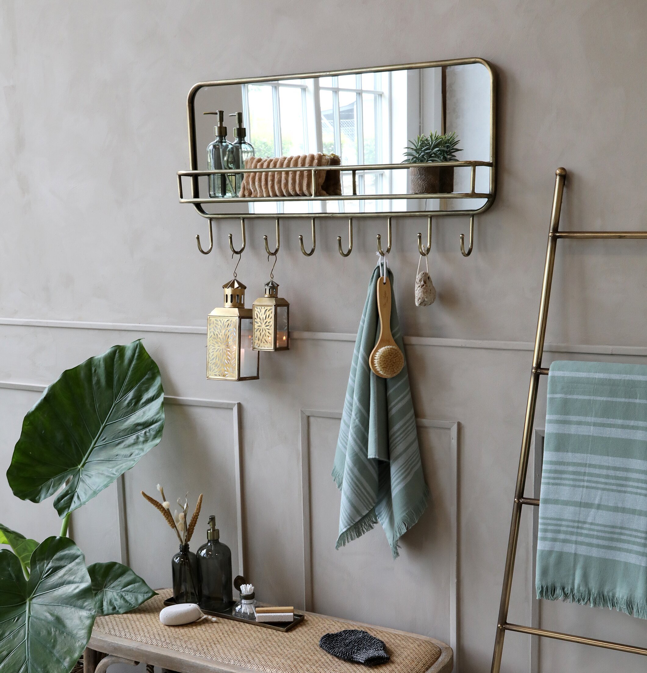 Väggspegel Med Hylla & Krokar från Chic Antique i hallen