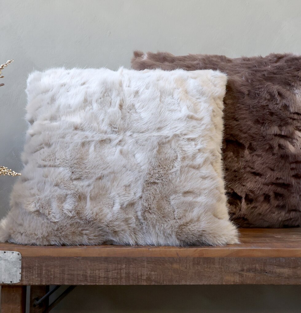 Kudde Antique Latte från Chic Antique på rustik träbänk