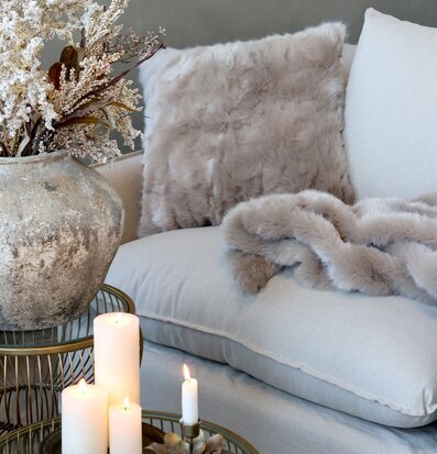 Kudde Antique Latte från Chic Antique på beige soffa