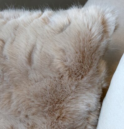 Kudde Antique Latte från Chic Antique i lattefärgad plysch