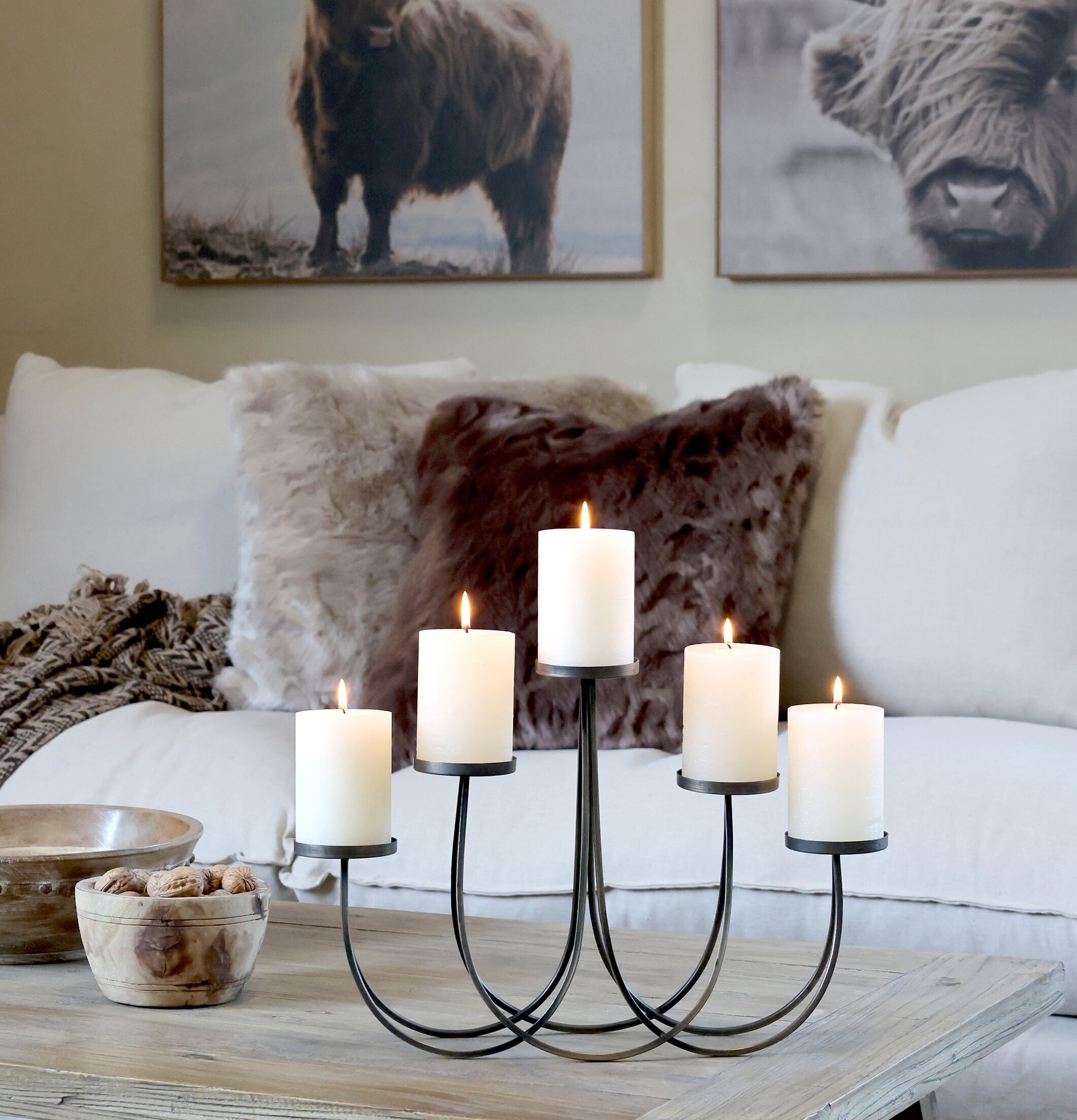 Kudde Antique Latte från Chic Antique på soffa med dekorationer