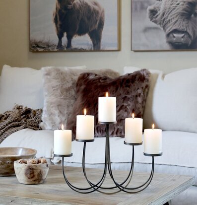 Kudde Antique Latte från Chic Antique på soffa med dekorationer