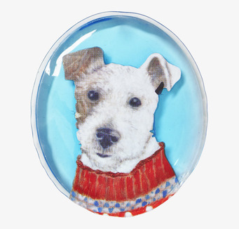 Handvärmare från Rice med bild av terrier i röd tröja