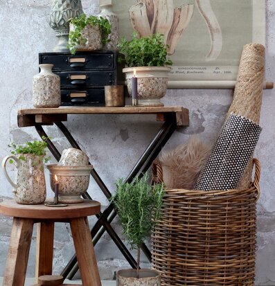 Skrivbordsbyrå Factory från Chic Antique i rustik miljö