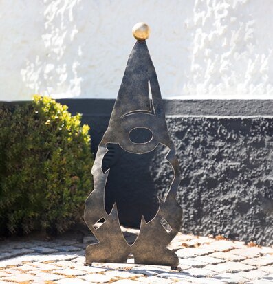 Tomte Hamrad Plåt 75cm från Different Design i trädgård