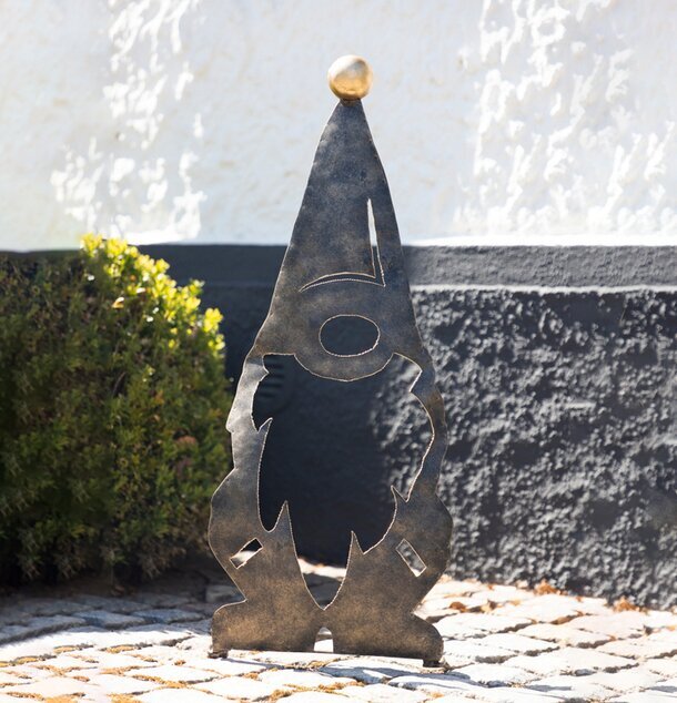 Tomte Hamrad Plåt 75cm från Different Design i trädgård