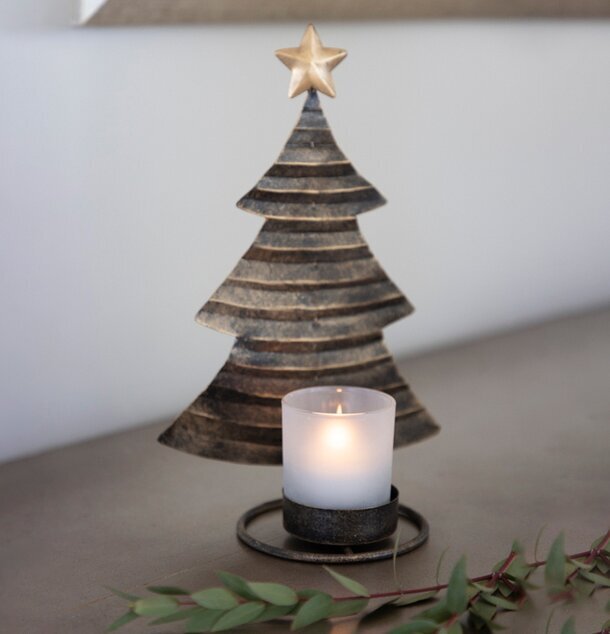 Gran Ljuslykta Hamrad Plåt från Different Design på bord