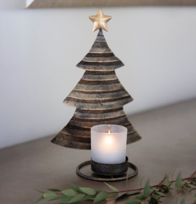 Gran Ljuslykta Hamrad Plåt från Different Design på bord