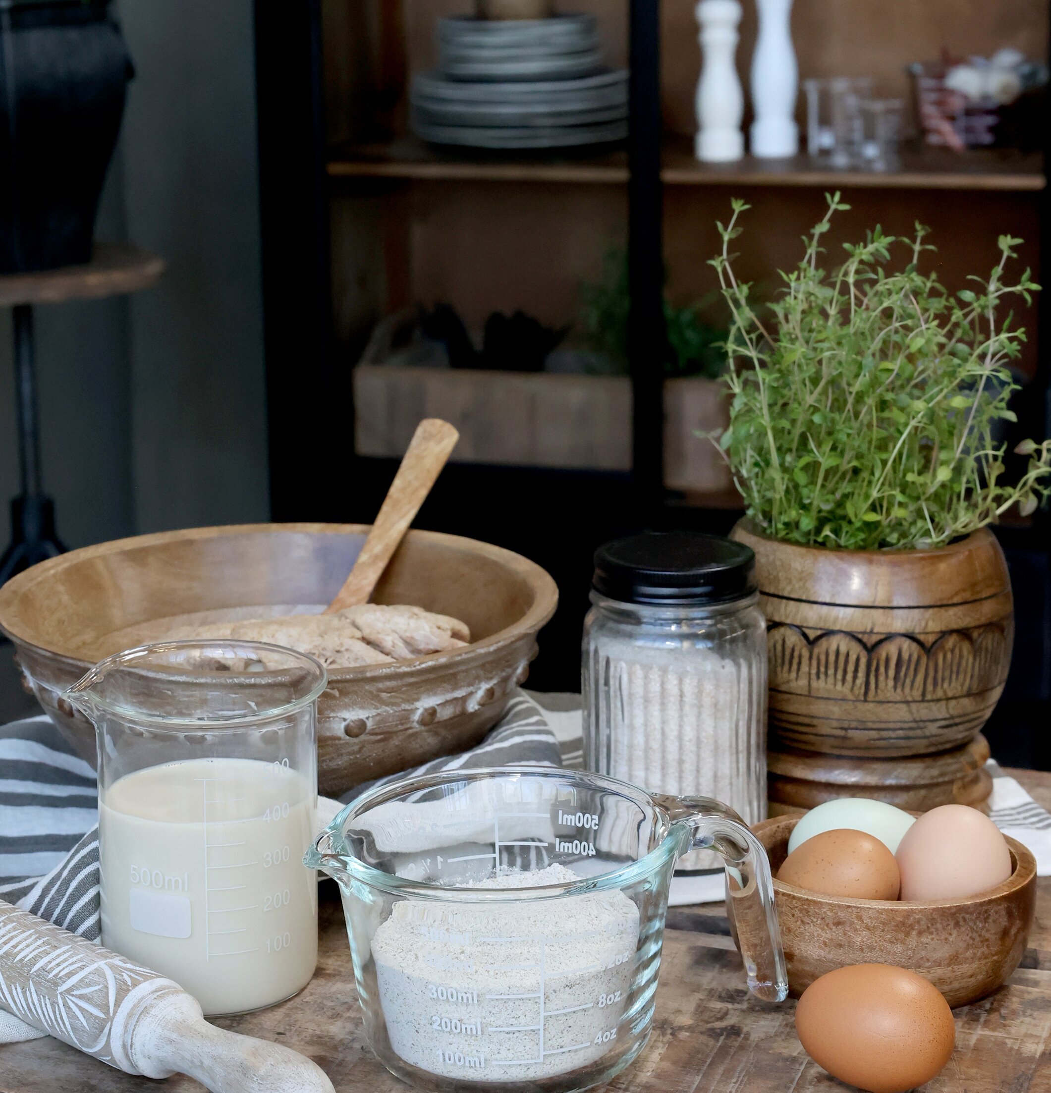 Skål Tours Mangoträ från Chic Antique på ett köksbord