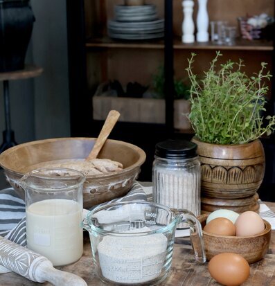 Skål Tours Mangoträ från Chic Antique på ett köksbord