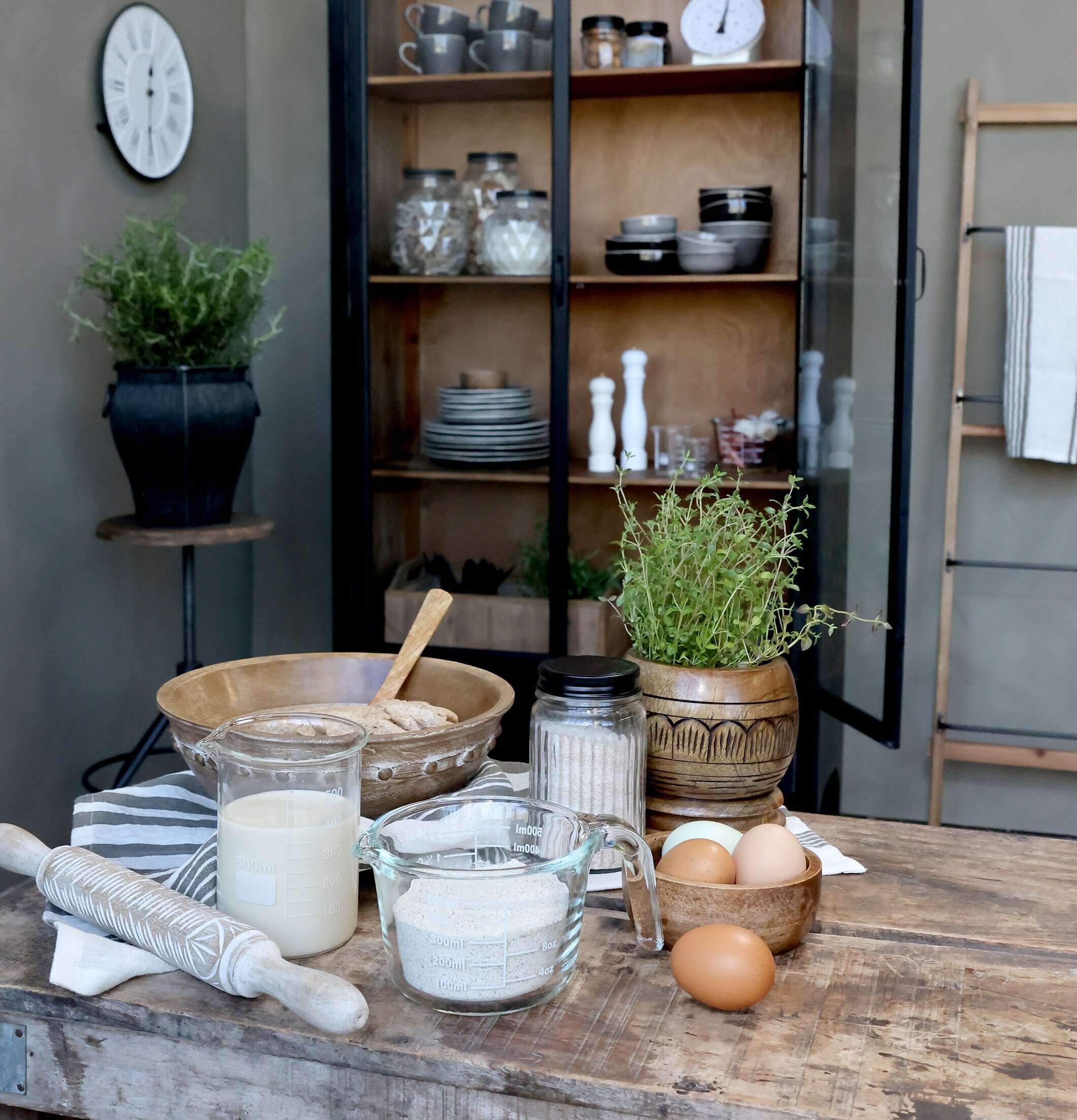 Skål Tours Mangoträ från Chic Antique på rustikt köksbord