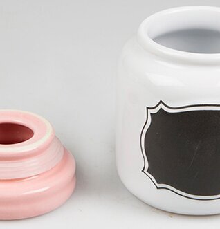 Keramikburk från Sass & Belle med rosa lock och etikettområde